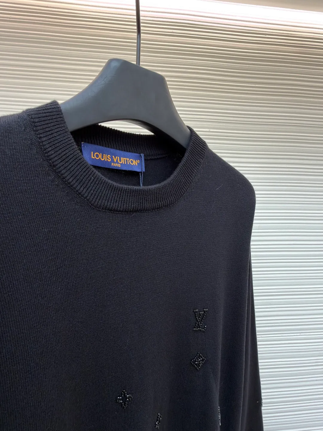 LOUIS VUITTON gradient beaded knitted pullover ●Original version: Purchased and developed at 20700 ●Item number: 1681606-B40 ●Fabric: wool blended fabric ●Technology: knitted ●Color: black ●Version: fitted version ●Weight: about 480 grams ●Size: S-M-L-XL ●Description: Made of 50% wool, 50% cotton yarn. This fabric has a soft upper body, and the classic combination of wool and wool yarn presents a high-end style of ready-to-wear. The beads are connected by embroidery, computer-positioned embroidery is connected, and the knots are sewn by hand. Each pattern is positioned 1:1 according to the original version, and the size of each bead is consistent with the original version. Made from fine, responsibly sourced sheep wool, this crewneck is constructed with lustrous beading and features a Monogram pattern that fades upward from the hem, making it a casual yet sophisticated evening wear option. The overall wiring is straight and delicate, the fabric is comfortable and soft, and the color is consistent without color difference. It can be matched with the same style to create a fashionable look and control various occasions. Customized accessories, complete with three standards, same style for men and women!